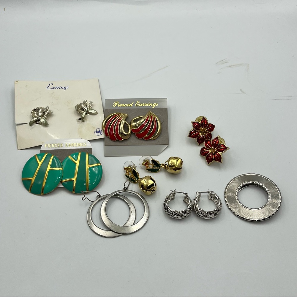 Set of 7 vintage pierced Red and Gold Elegant Earrings